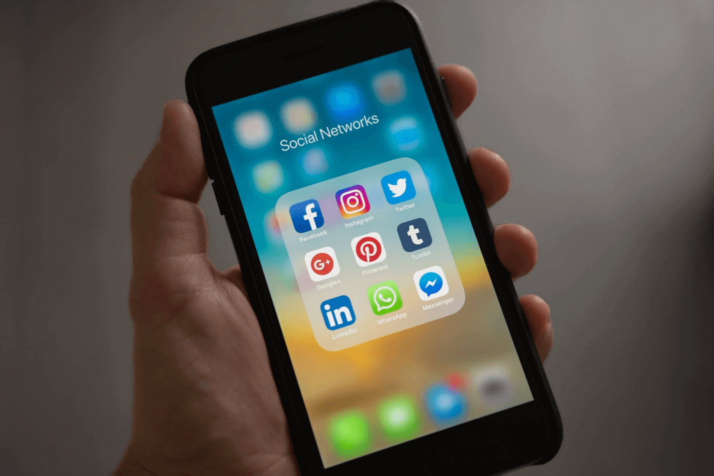 monetizing a newspaper mobile app via social networks